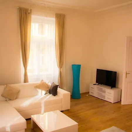 Riverside Apt Close To The City Center Praga