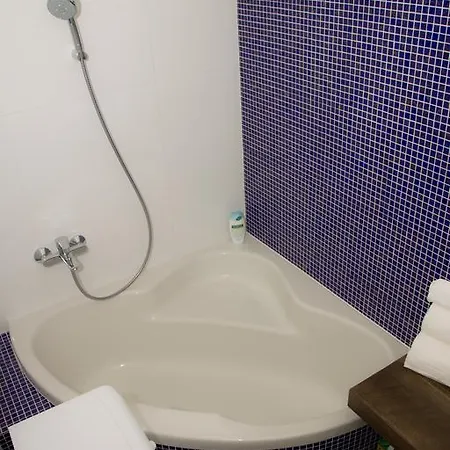 Riverside Apt Close To The City Center Praga