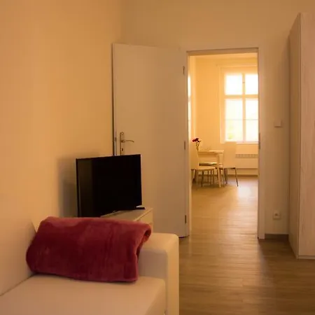 Riverside Apt Close To The City Center Praga