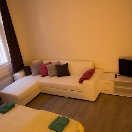 Riverside Apt Close To The City Center *